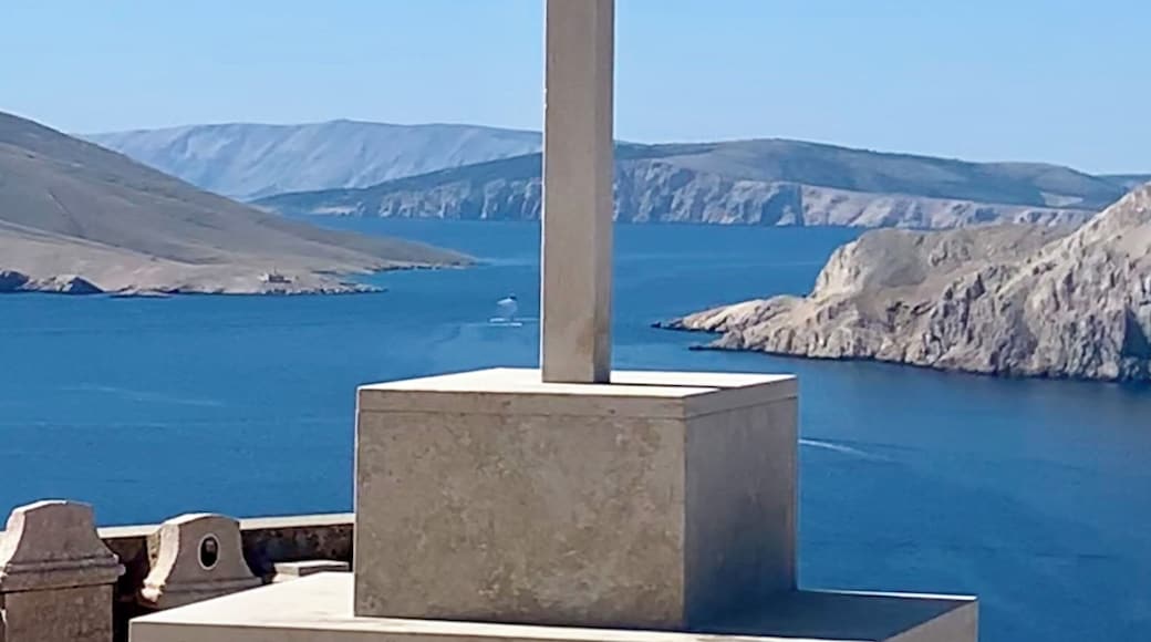Tolle Aussicht von dem Kirchenvorplatz oberhalb der Stadt Baska.
