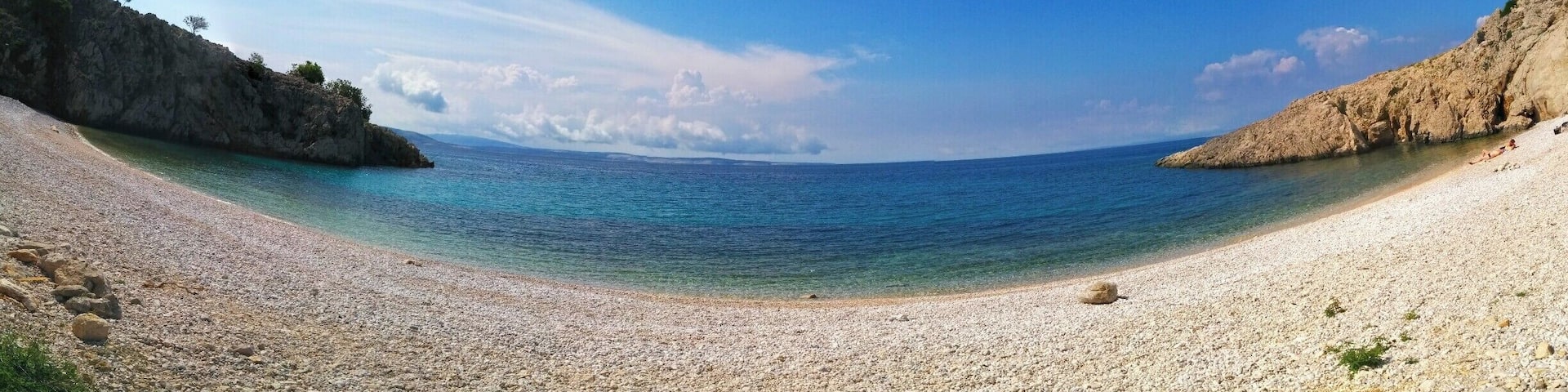 PlaĆŸa v bliĆŸini stare baĆĄke na krku. Jaz, ĆĄe en par in 37 ovc ... Preden se najde ta plaĆŸa se je potrebno sedemkrat izgubiti, a na koncu je vsekakor vredno ...
#Baska #Croatia #Dalmatia #Balkan #RoadTrip