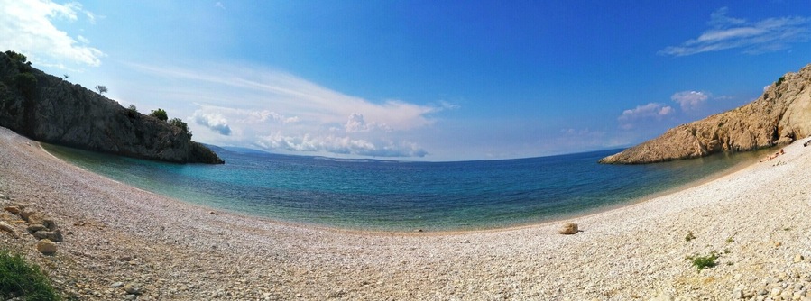 Plaža v bližini stare baške na krku. Jaz, še en par in 37 ovc ... Preden se najde ta plaža se je potrebno sedemkrat izgubiti, a na koncu je vsekakor vredno ...
#Baska #Croatia #Dalmatia #Balkan #RoadTrip
