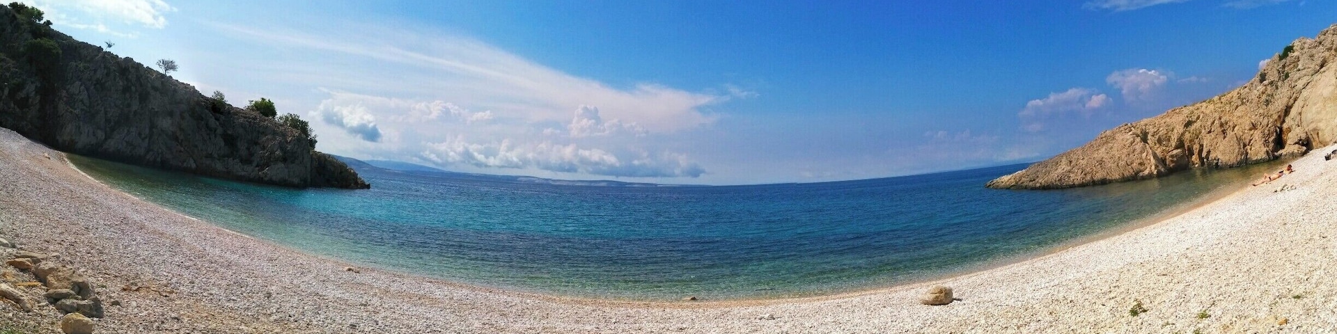 Plaža v bližini stare baške na krku. Jaz, še en par in 37 ovc ... Preden se najde ta plaža se je potrebno sedemkrat izgubiti, a na koncu je vsekakor vredno ...
#Baska #Croatia #Dalmatia #Balkan #RoadTrip