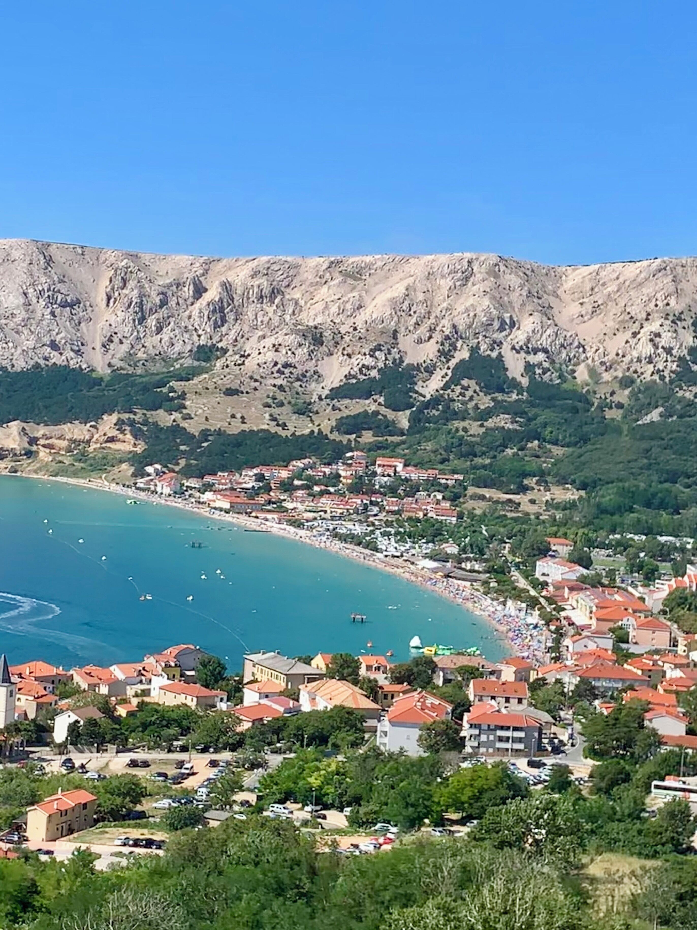 Schöne Aussicht von dem Kirchenvorplatz oberhalb der Stadt Baska.