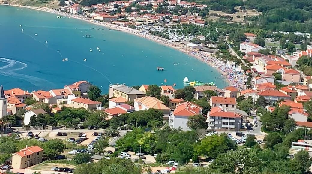 Schöne Aussicht von dem Kirchenvorplatz oberhalb der Stadt Baska.