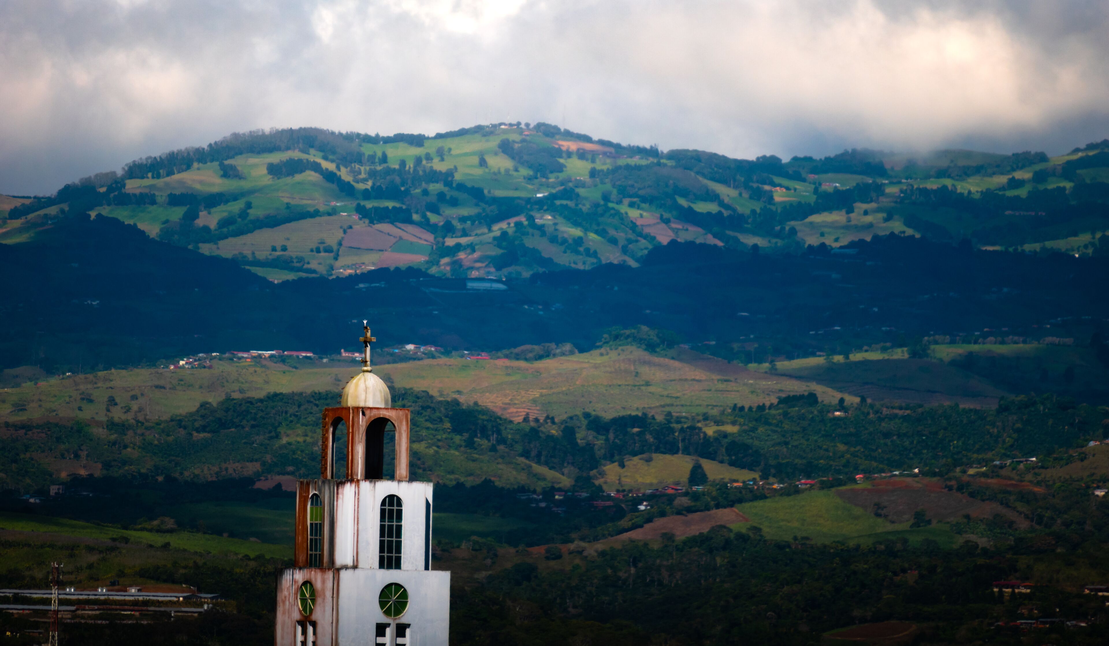 foto tomada a una de las iglesias ubicas en San Ramón de Costa Rica, con una excelente vista a las montañas de la región. 