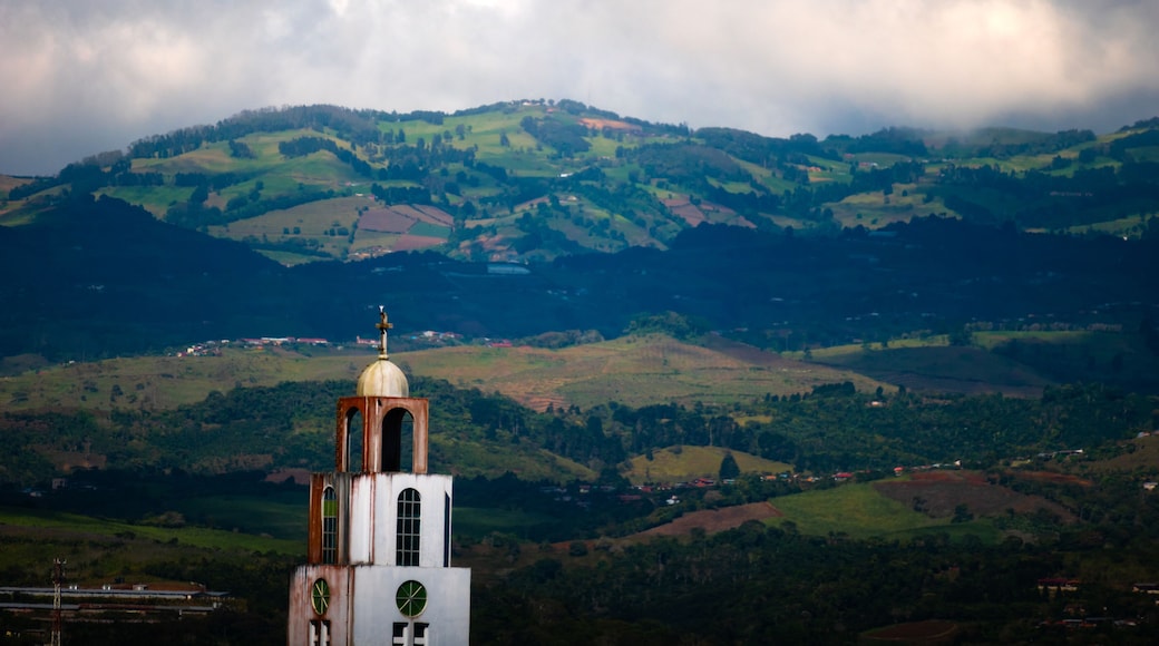 foto tomada a una de las iglesias ubicas en San Ramón de Costa Rica, con una excelente vista a las montañas de la región.