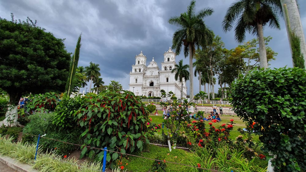 Basílica de Esquipulas. Un lugar lleno de cultura y religión! Muchas tradiciones! #visitguatemala #esquipulas #lovetravel #amazing