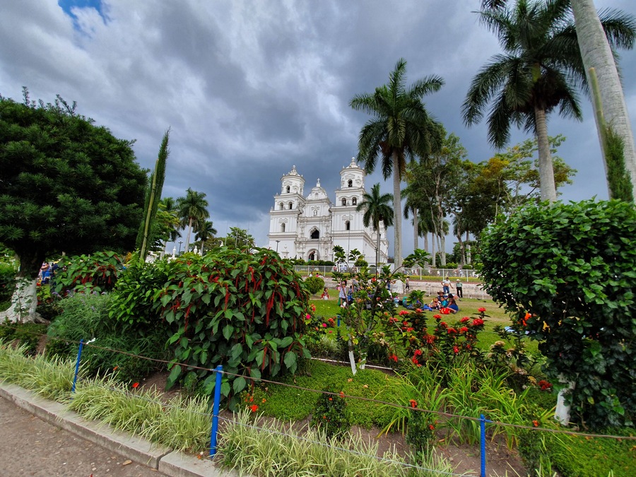 Basílica de Esquipulas. Un lugar lleno de cultura y religión! Muchas tradiciones! #visitguatemala #esquipulas #lovetravel #amazing