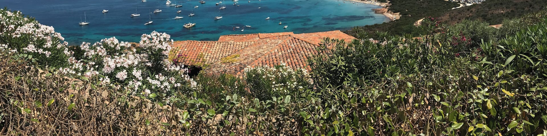 Image des environs du Cap Coda Cavallo, commune de San Teodoro, Sardaigne, Italie : proximité des îles de Proratora, Molara et Tavolara.