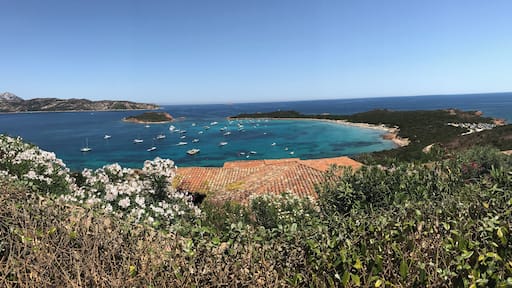 Image des environs du Cap Coda Cavallo, commune de San Teodoro, Sardaigne, Italie : proximité des îles de Proratora, Molara et Tavolara.