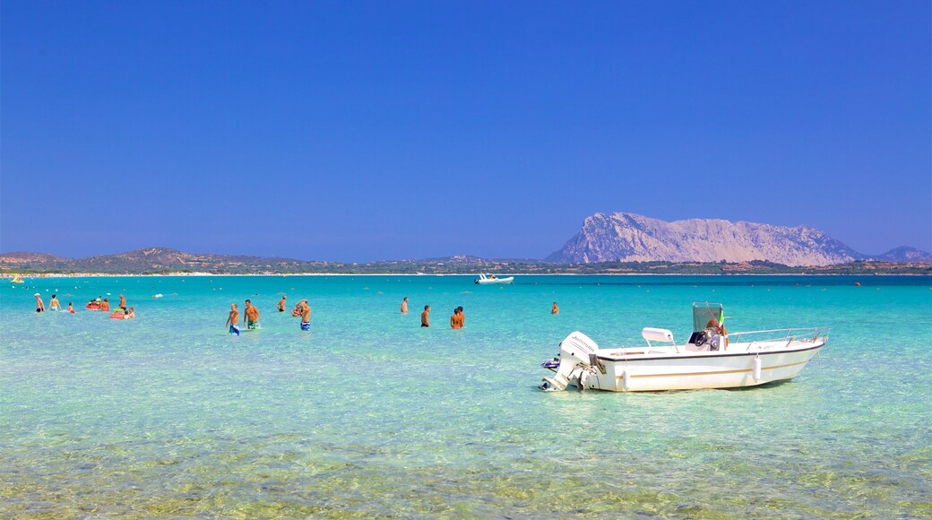 San Teodoro mit einem allgemeine Küstenansicht und Schwimmen sowie kleine Menschengruppe