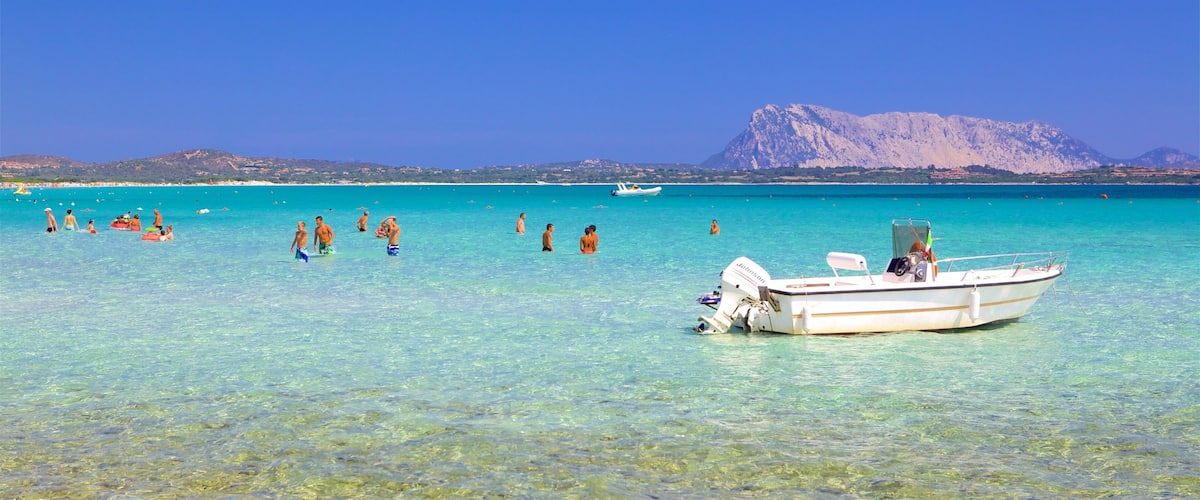 San Teodoro mit einem allgemeine Küstenansicht und Schwimmen sowie kleine Menschengruppe