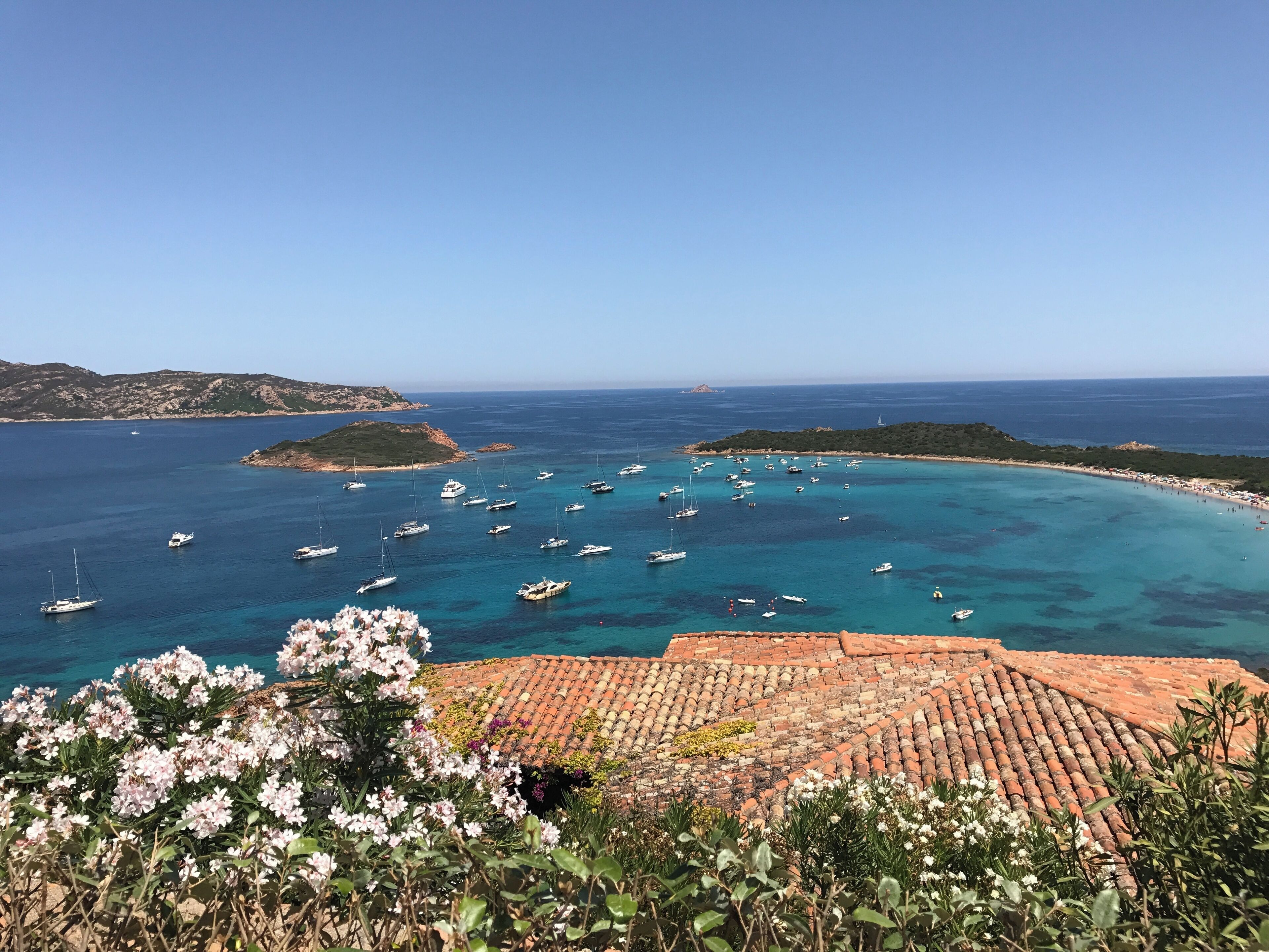 Image des environs du Cap Coda Cavallo, commune de San Teodoro, Sardaigne, Italie : proximité des îles de Proratora, Molara et Tavolara.
