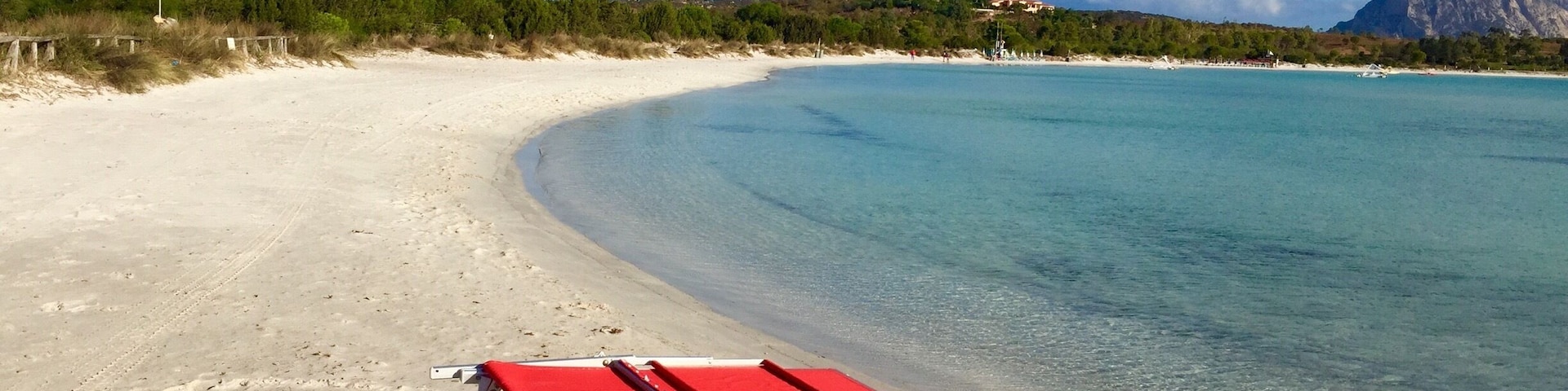 This beach is also know as 'little Tahiti' and have beautiful turquoise shallow waters