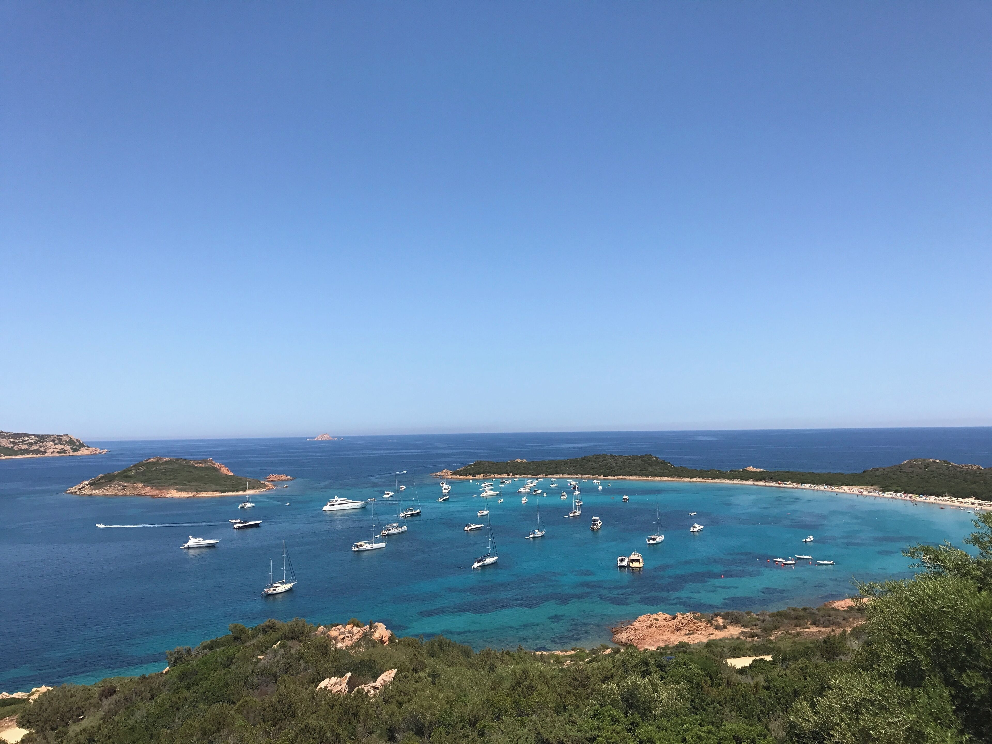 Image des environs du Cap Coda Cavallo, commune de San Teodoro, Sardaigne, Italie : proximité des îles de Proratora, Molara et Tavolara.