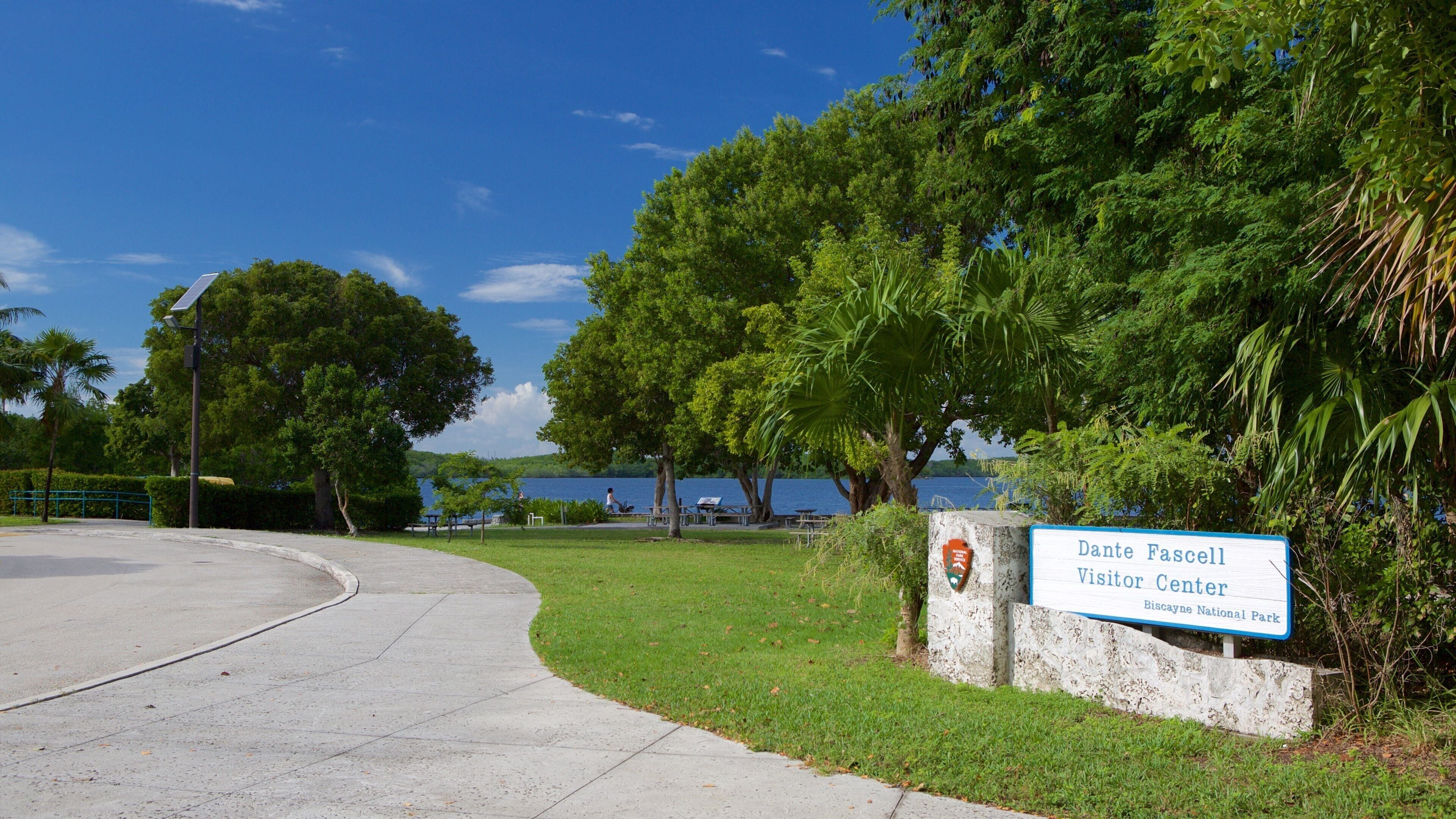 Um parque com uma placa para o Centro de Visitantes Dante Foscell no Parque Nacional Biscayne.