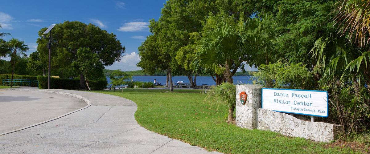 Un parque con un cartel para el Centro de Visitantes Dante Foscell en el Parque Nacional Biscayne.