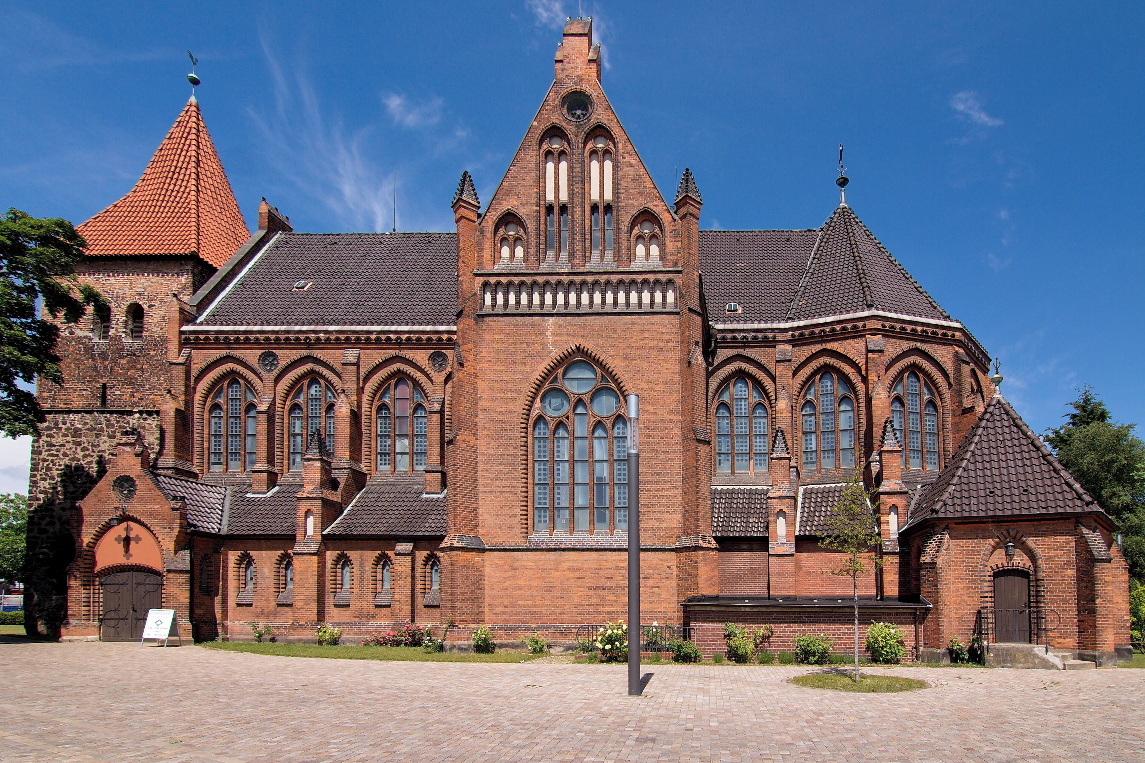 Elisabethkirche von 1867 in Langenhagen mit spätmittelalterlichem Westturm