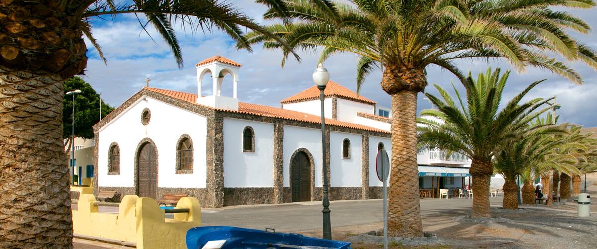 Playa Barca qui includes navigation et petite ville ou village