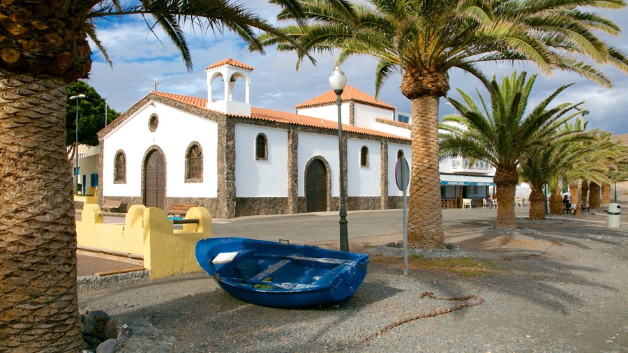 Playa Barca showing boating and a small town or village
