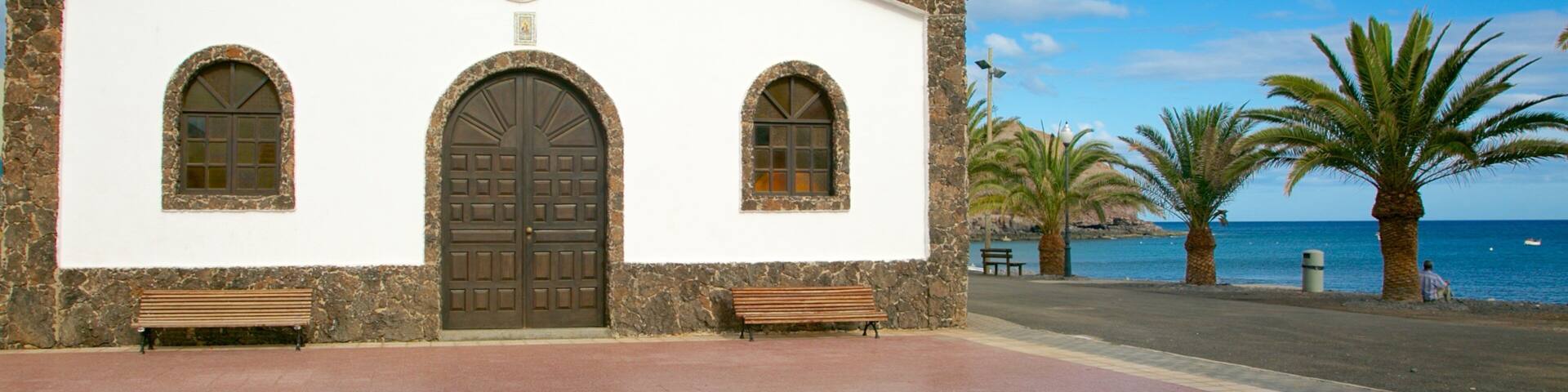 Playa Barca showing a church or cathedral and general coastal views
