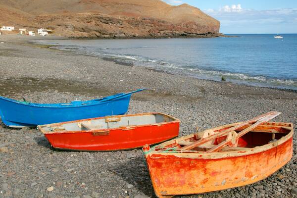 Playa Barca das einen Bootfahren, FelskĂŒste und Steinstrand