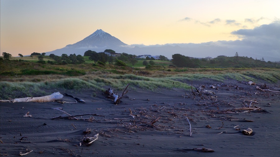 Taranaki mit einem Berge, ruhige Szenerie und Sonnenuntergang
