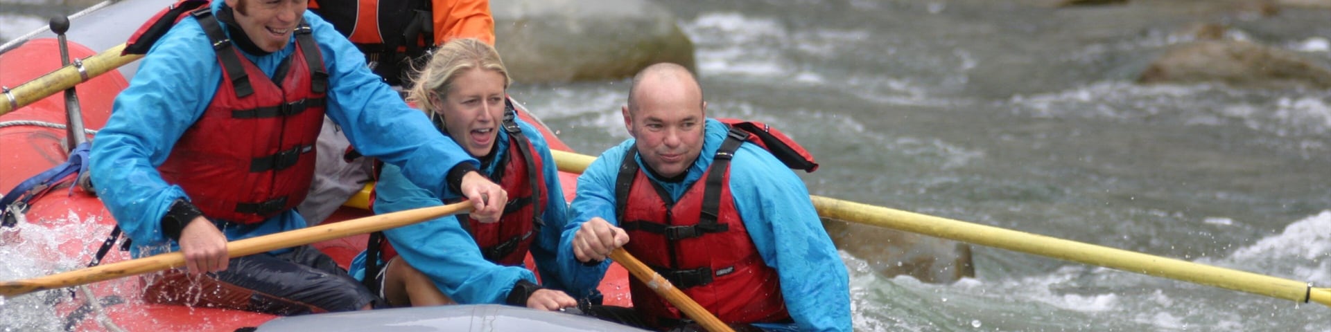 Manawatu - Wanganui mostrando rafting e córrego assim como um pequeno grupo de pessoas