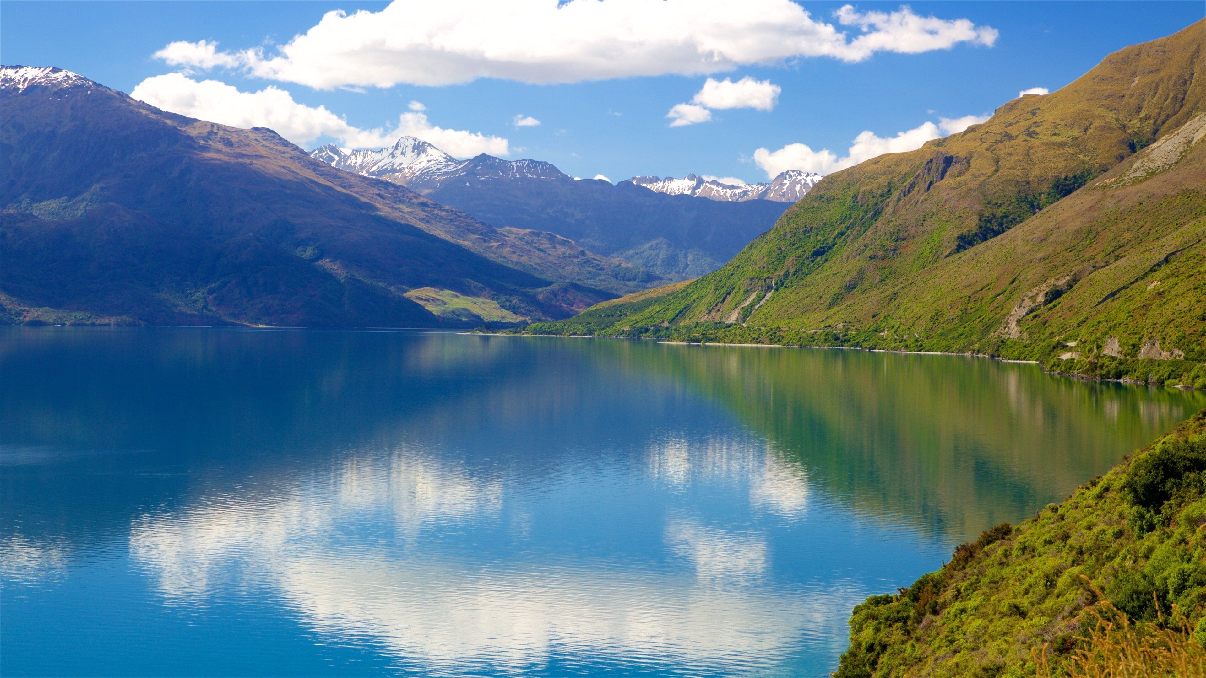 Otago which includes mountains, landscape views and a lake or waterhole