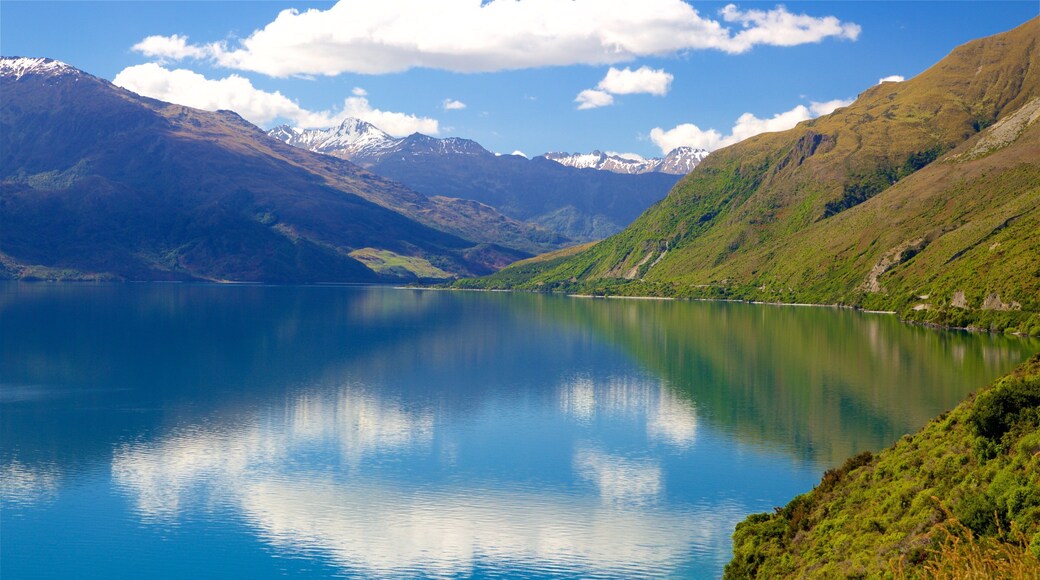 Otago which includes mountains, landscape views and a lake or waterhole