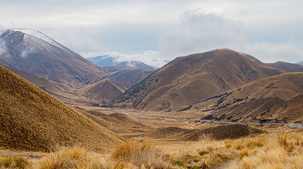 Lindis Valley which includes tranquil scenes, landscape views and mountains