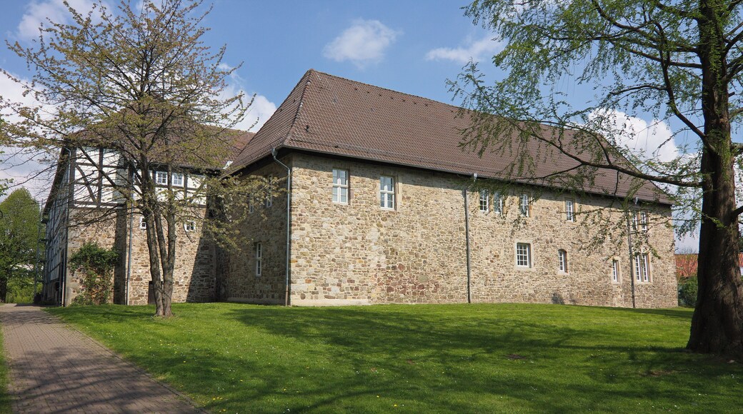 Die von Wassergräben umgebene Domänenburg Aerzen wurde 1293 erstmals urkundlich erwähnt.