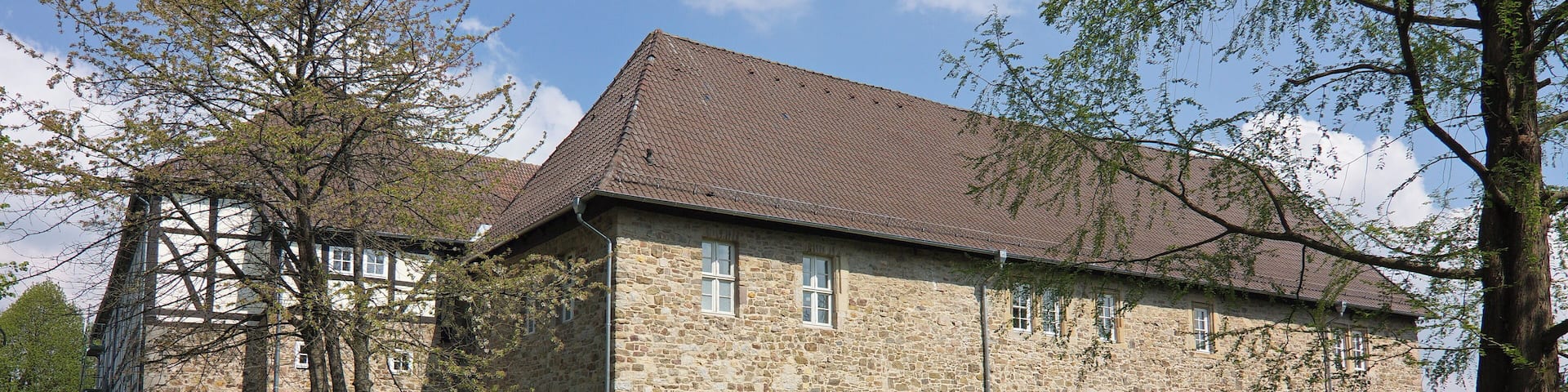 Die von WassergrÀben umgebene DomÀnenburg Aerzen wurde 1293 erstmals urkundlich erwÀhnt.