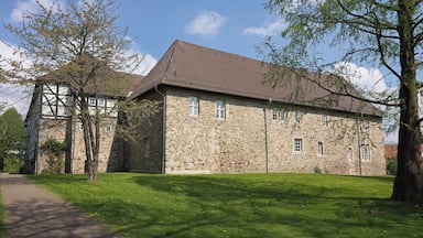 Die von Wassergräben umgebene Domänenburg Aerzen wurde 1293 erstmals urkundlich erwähnt.