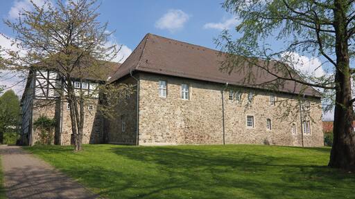 Die von Wassergräben umgebene Domänenburg Aerzen wurde 1293 erstmals urkundlich erwähnt.