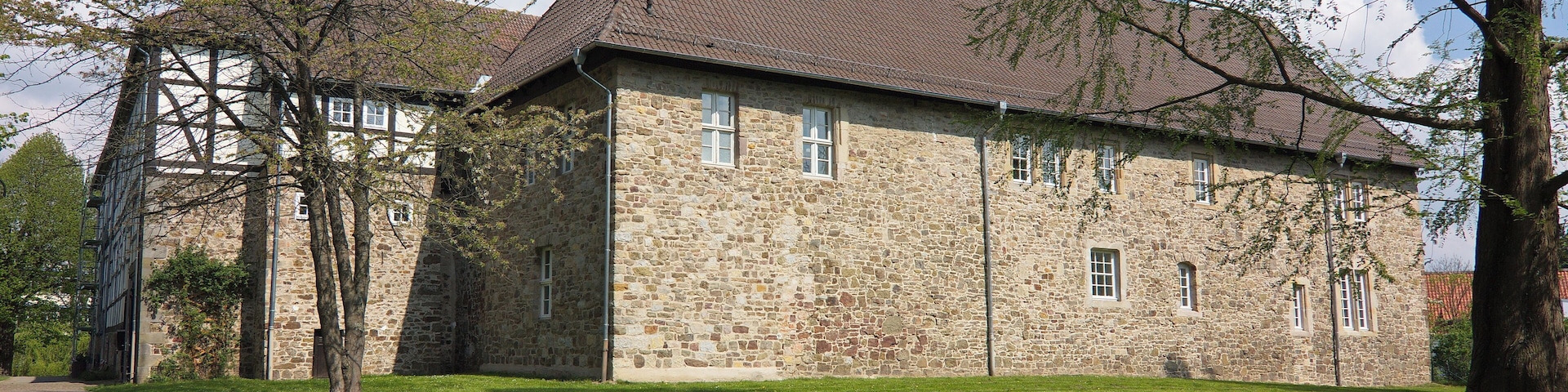 Die von Wassergräben umgebene Domänenburg Aerzen wurde 1293 erstmals urkundlich erwähnt.