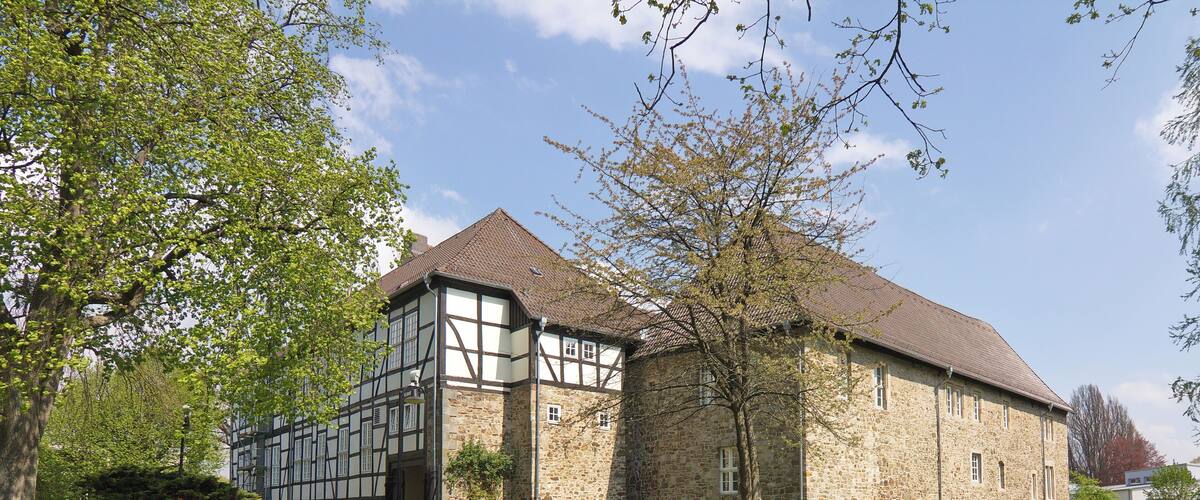 Die von Wassergräben umgebene Domänenburg Aerzen wurde 1293 erstmals urkundlich erwähnt.