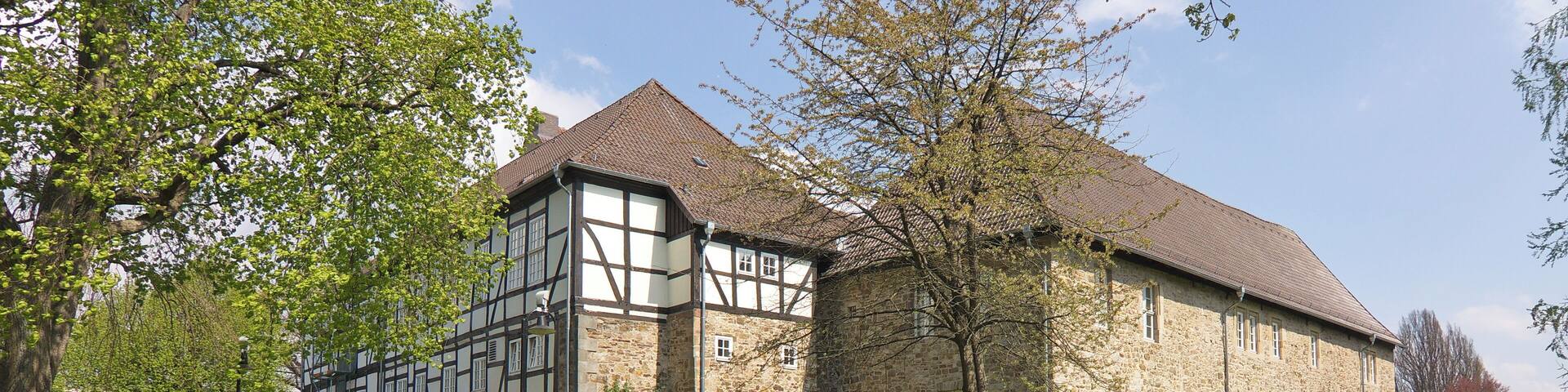 Die von Wassergräben umgebene Domänenburg Aerzen wurde 1293 erstmals urkundlich erwähnt.