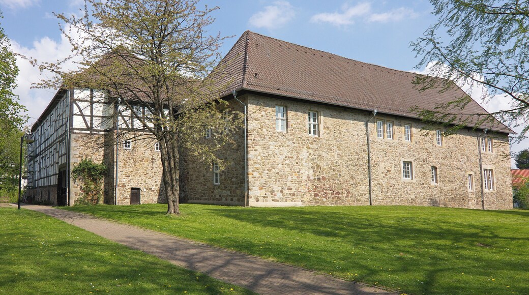 Die von Wassergräben umgebene Domänenburg Aerzen wurde 1293 erstmals urkundlich erwähnt.