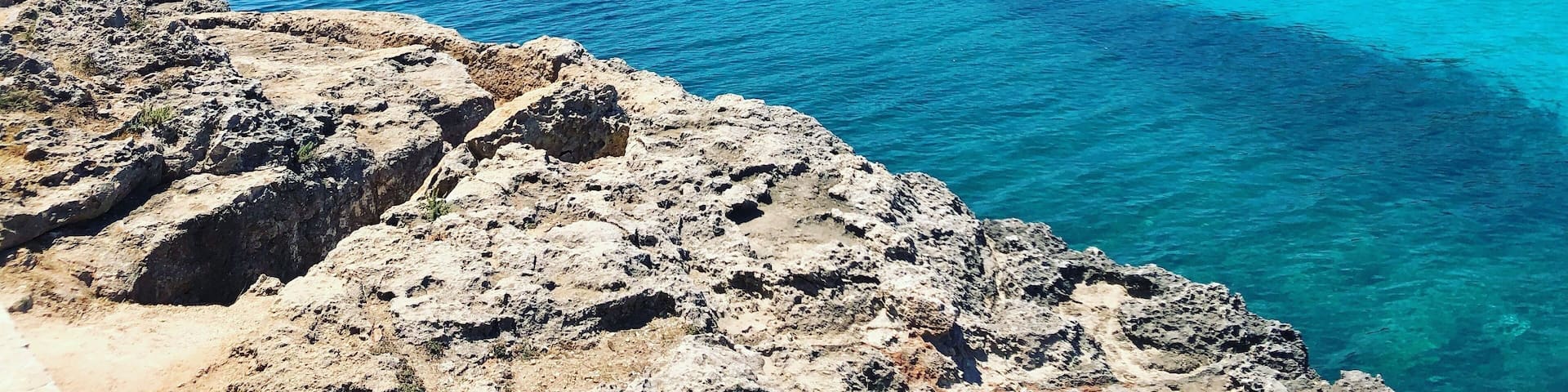 Head down to Hola ola for a spot by Cala Blanca beach. Enjoy an ice cold beer for a good price. #LifeAtExpedia