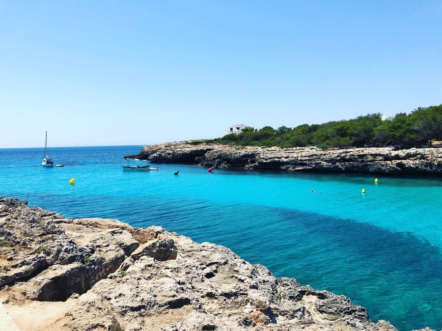 Head down to Hola ola for a spot by Cala Blanca beach. Enjoy an ice cold beer for a good price. #LifeAtExpedia