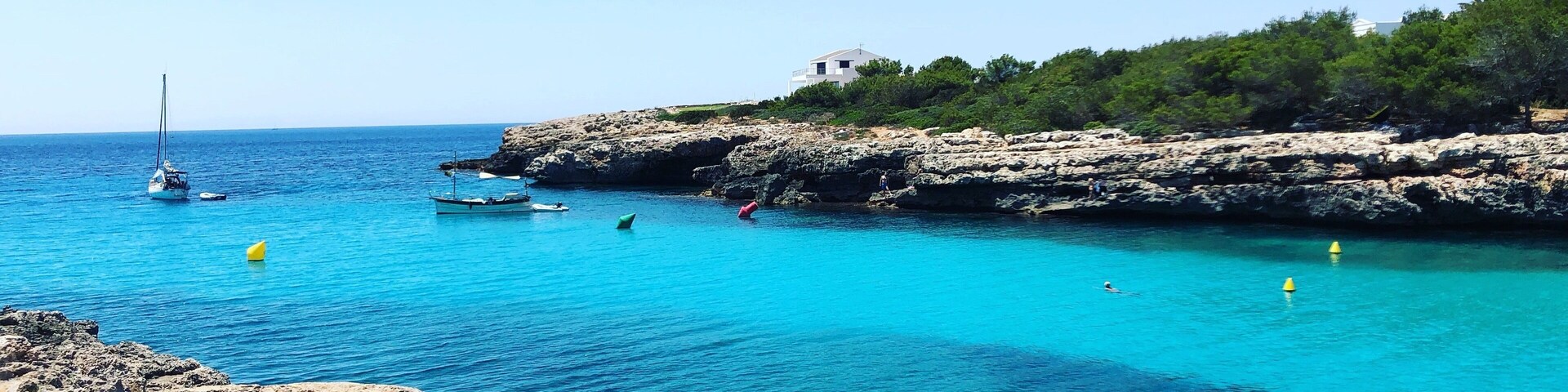 Head down to Hola ola for a spot by Cala Blanca beach. Enjoy an ice cold beer for a good price. #LifeAtExpedia