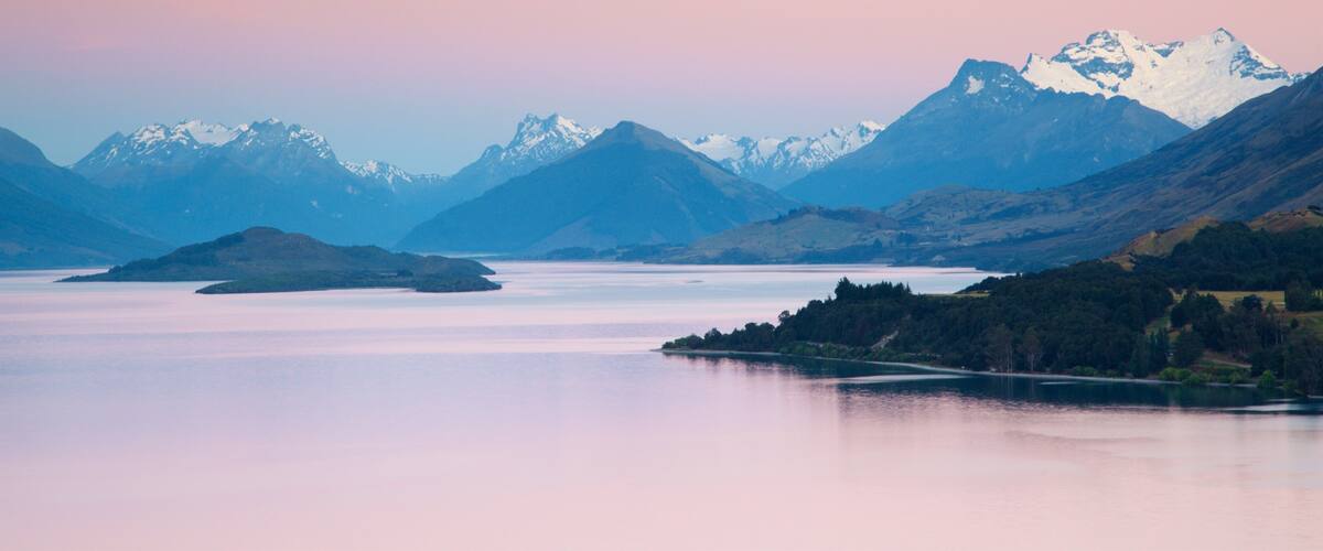 Lago Wakatipu mostrando un atardecer, montañas y un lago o espejo de agua