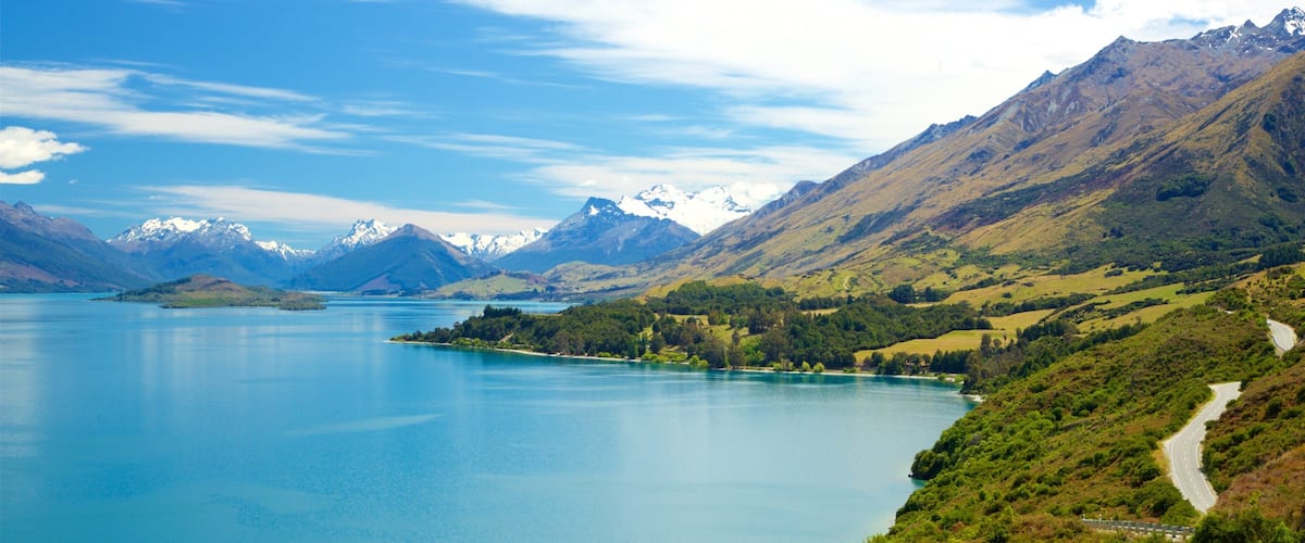 Lago Wakatipu mostrando montañas y un lago o abrevadero