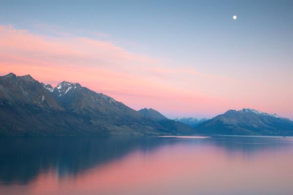 Lake Wakatipu das einen See oder Wasserstelle, Berge und Sonnenuntergang