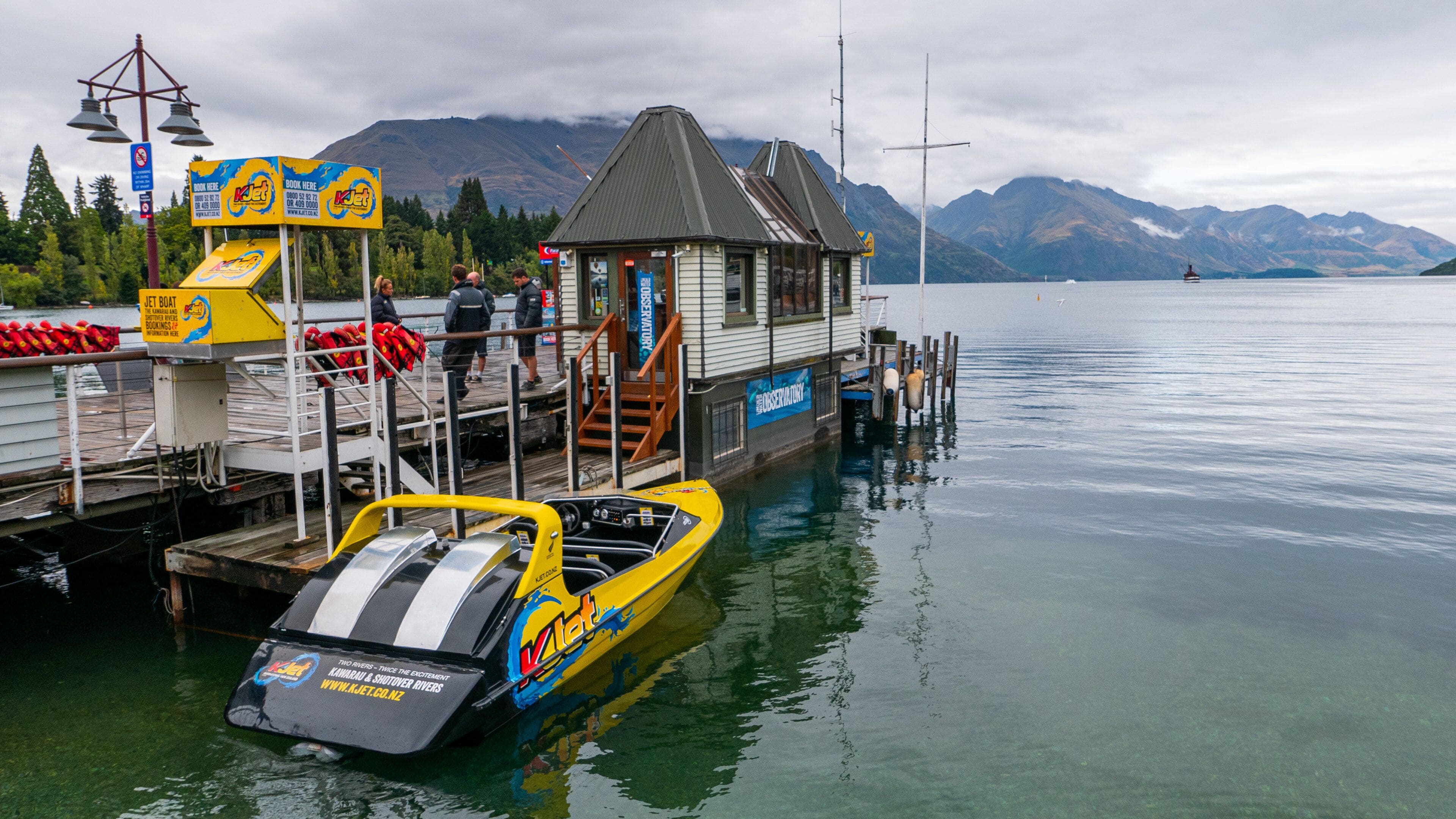 Lake Wakatipu showing a bay or harbor