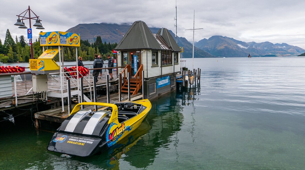 Lake Wakatipu showing a bay or harbor