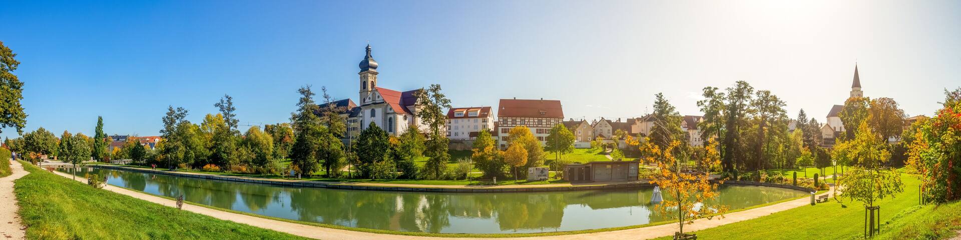 Panorama der Stadt Ehingen mit Stadtgarten, Deutschland