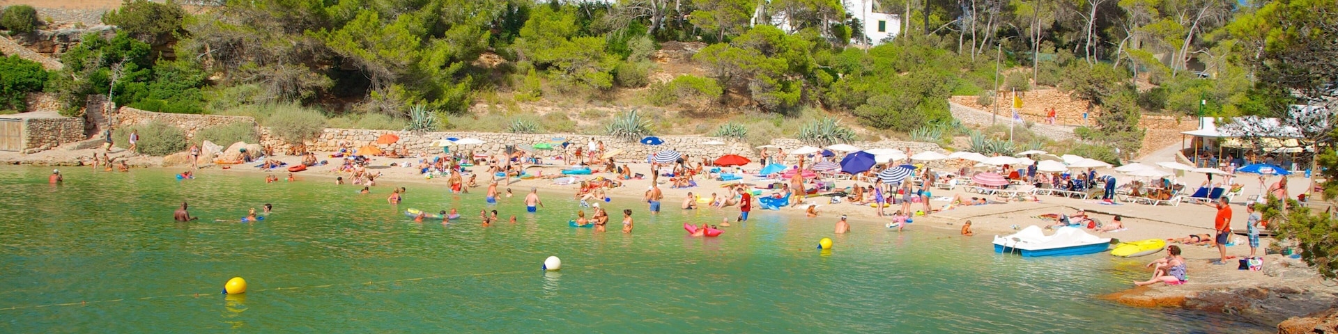 Cala Gració ofreciendo natación, una playa y una localidad costera