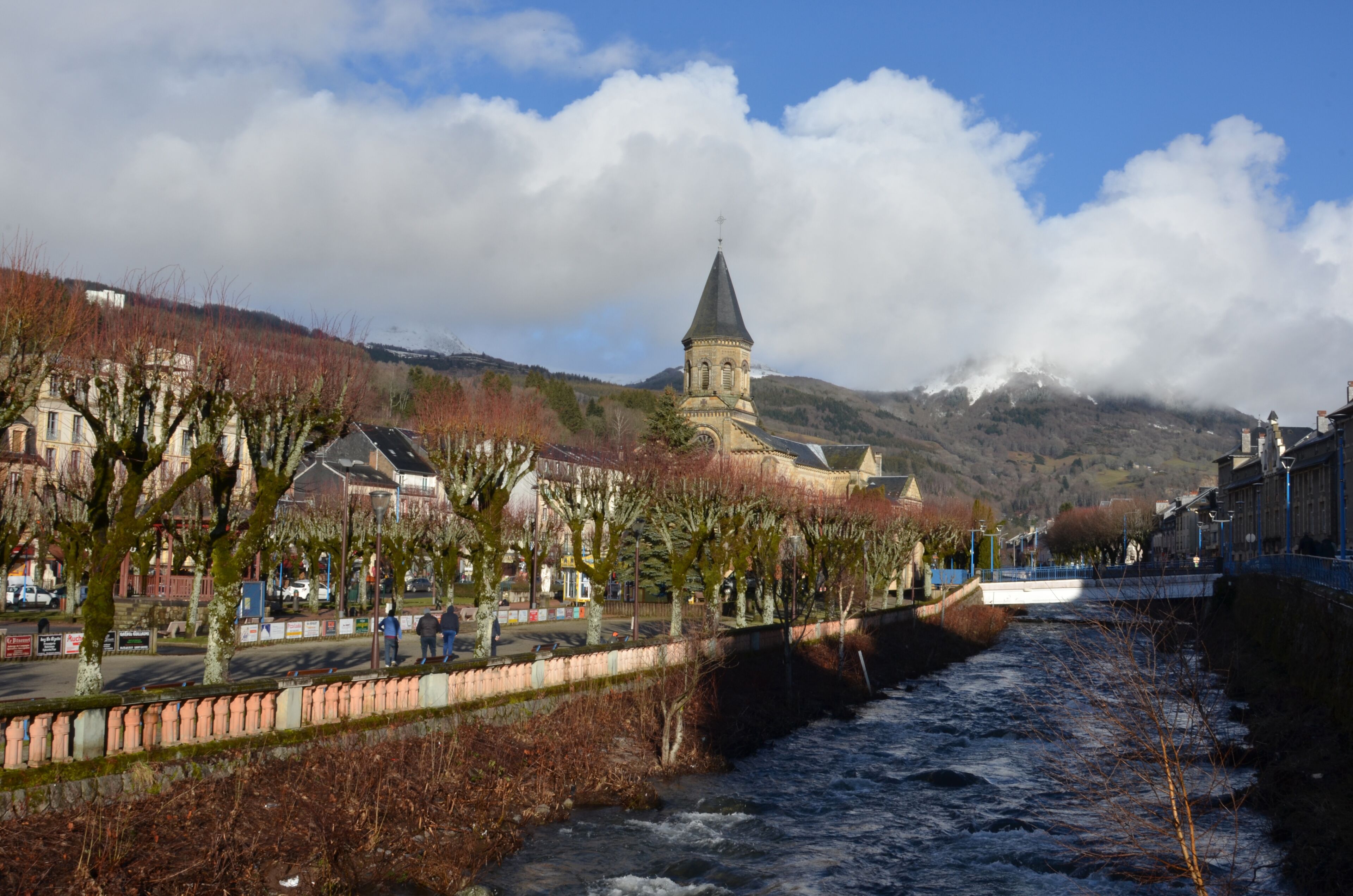 Rives de la Dordogne à la Bourboule, Auvergne, France
