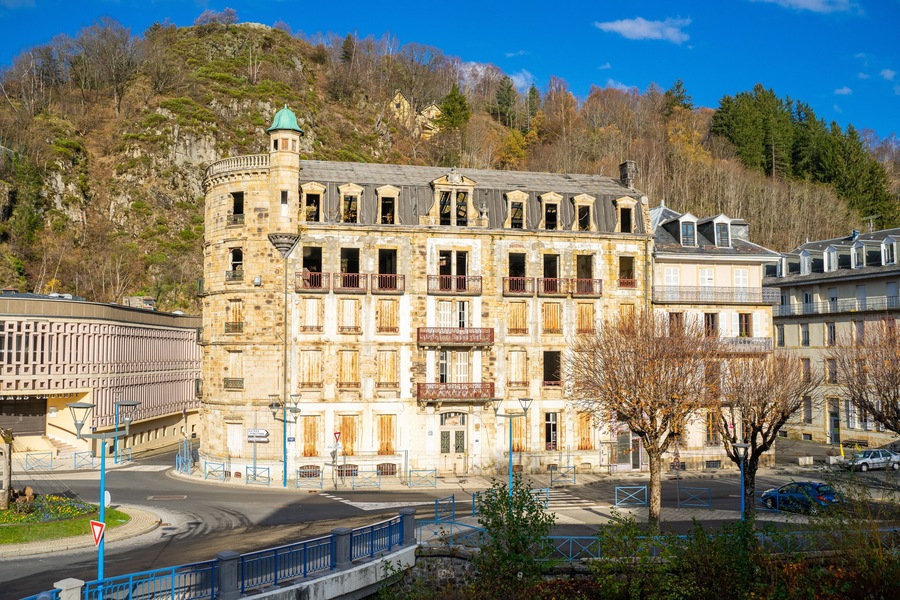 l'ancien Hotel des Thermes de la Bourboule, volcans d'Auvergne, France