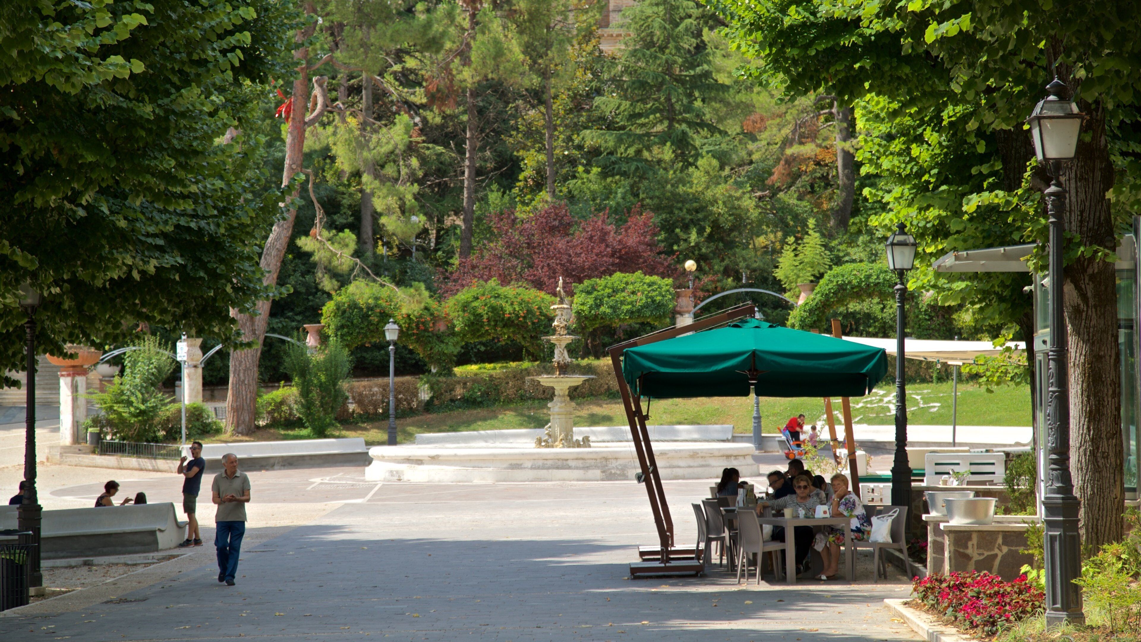 Chieti mostrando comer al aire libre, una fuente y un jardín